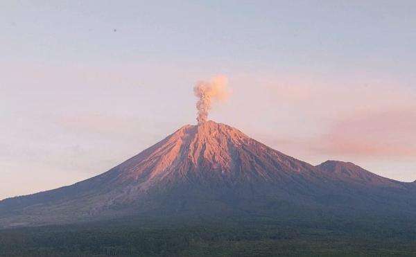 Gunung Semeru Kembali Meletus, Muntahkan Abu Vulkanik Setinggi 800 Meter Gunung Semeru Kembali Meletus, Muntahkan Abu Vulkanik Setinggi 800 Meter