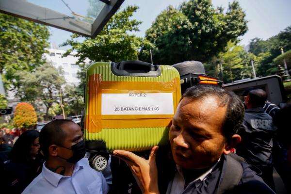 Momen Petugas Ramai-Ramai Angkut Koper Berisi Emas Hasil Penggeledahan Kasus Korupsi Batu Bara hingga Krakatau Steel Momen Petugas Ramai-Ramai Angkut Koper Berisi Emas Hasil Penggeledahan Kasus Korupsi Batu Bara hingga Krakatau Steel