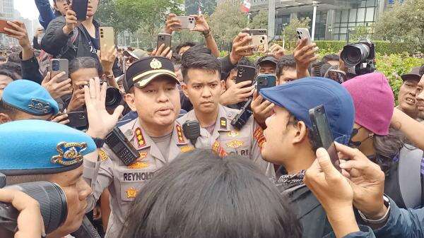 Polisi Cegat Rombongan Mahasiswa yang Bergerak ke Bundaran HI Polisi Cegat Rombongan Mahasiswa yang Bergerak ke Bundaran HI