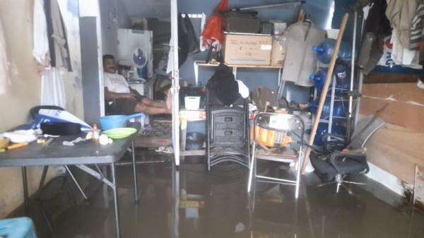 Banjir di Aceh Besar Meluas, Warga Enggan Mengungsi Tetap Bertahan di Rumah Banjir di Aceh Besar Meluas, Warga Enggan Mengungsi Tetap Bertahan di Rumah