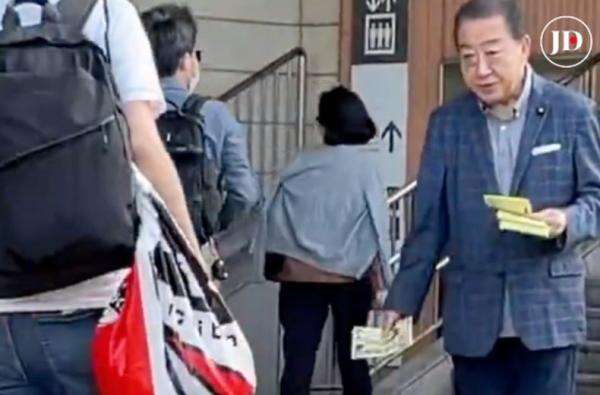 Viral, Mantan PM Jepang Yoshihiko Noda Bagikan Selebaran Sendirian di Stasiun Viral, Mantan PM Jepang Yoshihiko Noda Bagikan Selebaran Sendirian di Stasiun