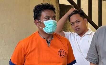 Ekspresi Dingin Farel Prayoga Lihat Ayah Dipenjara karena Judi Online, Tak Ada Air Mata Ekspresi Dingin Farel Prayoga Lihat Ayah Dipenjara karena Judi Online, Tak Ada Air Mata