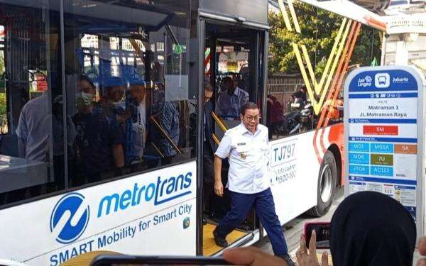 Gubernur DKI Jakarta Berangkat Kerja Naik Transportasi Umum, Begini Penampakannya Gubernur DKI Jakarta Berangkat Kerja Naik Transportasi Umum, Begini Penampakannya