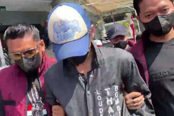 Polres Jakarta Barat Tetapkan Artis Revaldo Jadi Tersangka Kasus Narkoba Polres Jakarta Barat Tetapkan Artis Revaldo Jadi Tersangka Kasus Narkoba