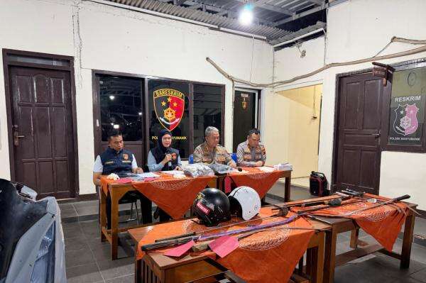 Tawuran Maut di Semarang Tewaskan Remaja 16 Tahun, Polisi Sita 6 Klewang dan Busur Panah Tawuran Maut di Semarang Tewaskan Remaja 16 Tahun, Polisi Sita 6 Klewang dan Busur Panah