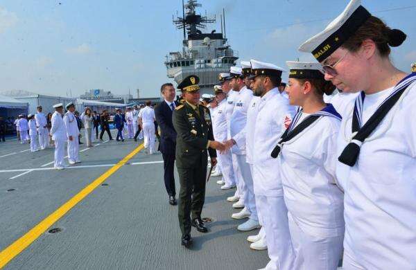 Kapal Induk KRI Sriwijaya Jadi Kekuatan Baru Militer RI, Panglima TNI: Jaga Kedaulatan Nasional! Kapal Induk KRI Sriwijaya Jadi Kekuatan Baru Militer RI, Panglima TNI: Jaga Kedaulatan Nasional!