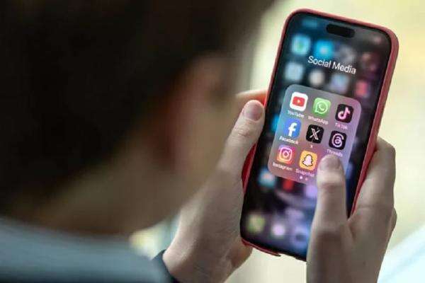 Wamenkomdigi Sebut 3 dari 5 Anak Palsukan Usia untuk Akses Medsos Wamenkomdigi Sebut 3 dari 5 Anak Palsukan Usia untuk Akses Medsos