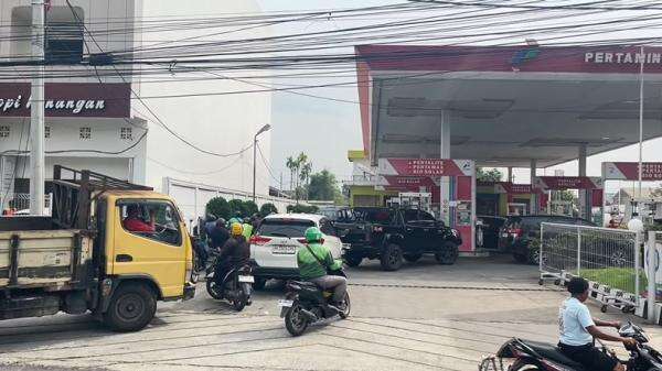 BBM Langka di Sejumlah SPBU Medan dan Deli Serdang, Antrean Kendaraan Mengular BBM Langka di Sejumlah SPBU Medan dan Deli Serdang, Antrean Kendaraan Mengular
