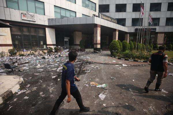 Tim Puslabfor Polri Telusuri Penyebab Kebakaran Gedung Bapenda DKI Tim Puslabfor Polri Telusuri Penyebab Kebakaran Gedung Bapenda DKI