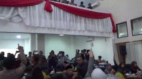 Rapat Paripurna Hak Angket DPRD Gowa Ricuh, Dipicu Teriakan Massa Pendukung Bupati Rapat Paripurna Hak Angket DPRD Gowa Ricuh, Dipicu Teriakan Massa Pendukung Bupati