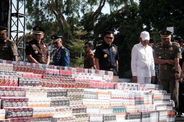 Bea Cukai Musnahkan 44 Juta Rokok Ilegal, Potensi Kerugian Negara Capai Rp32,9 Miliar Bea Cukai Musnahkan 44 Juta Rokok Ilegal, Potensi Kerugian Negara Capai Rp32,9 Miliar