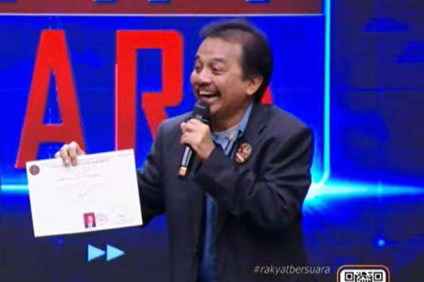 Roy Suryo Tantang Rektor UGM Pegang Ijazah Bareng Jokowi saat Sidang Roy Suryo Tantang Rektor UGM Pegang Ijazah Bareng Jokowi saat Sidang