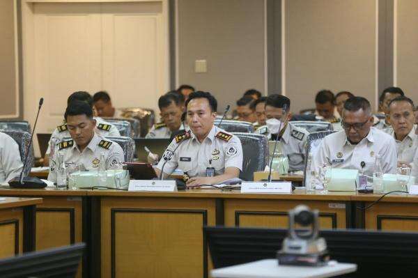Kalapas Cibinong Gelagapan Dicecar soal Foto Napi di Rumah Dinas, Klaim Hasil Razia Kalapas Cibinong Gelagapan Dicecar soal Foto Napi di Rumah Dinas, Klaim Hasil Razia