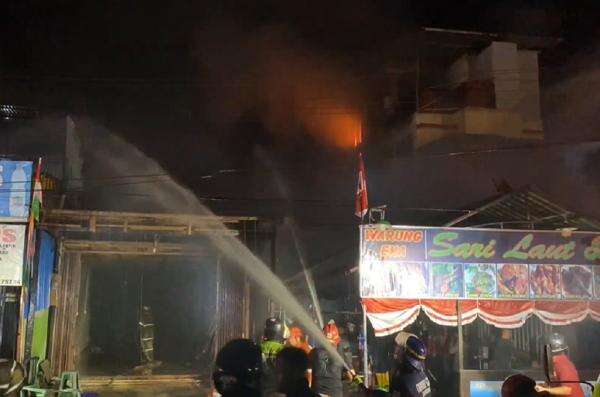 Kebakaran Hebat di Samarinda Hanguskan 5 Ruko, Warga Panik Berhamburan Keluar Kebakaran Hebat di Samarinda Hanguskan 5 Ruko, Warga Panik Berhamburan Keluar
