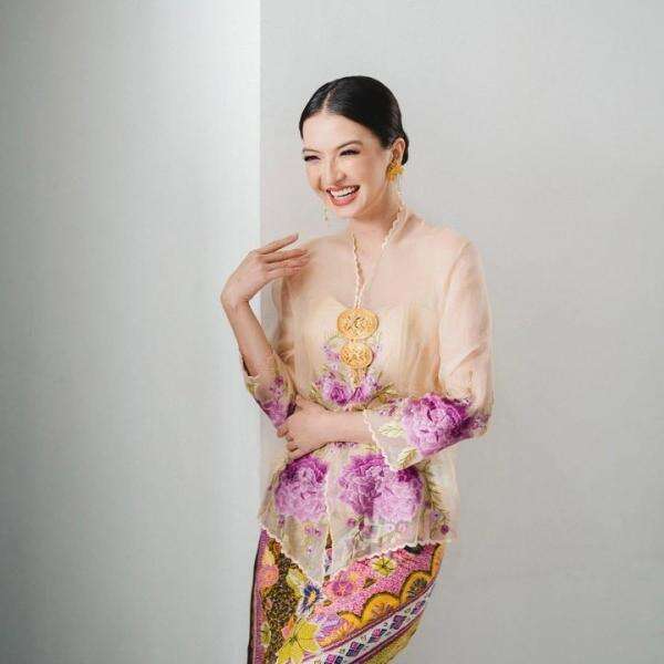 Mengenal Kebaya Encim, Warisan Budaya Ikonik yang Selalu Hadir di Momen HUT Jakarta Mengenal Kebaya Encim, Warisan Budaya Ikonik yang Selalu Hadir di Momen HUT Jakarta