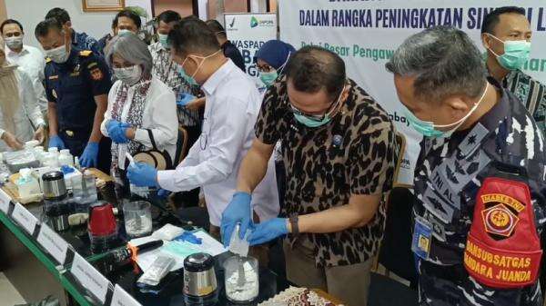 BPOM Surabaya Musnahkan 97.676 Tablet Obat Ilegal, Berisiko Tinggi Tanpa Pengawasan BPOM Surabaya Musnahkan 97.676 Tablet Obat Ilegal, Berisiko Tinggi Tanpa Pengawasan