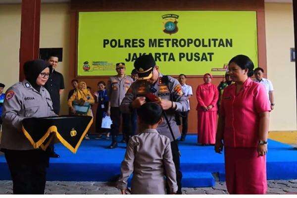 Beri Semangat Anak Pejuang Leukemia, Polres Jakpus Wujudkan Harapan Deni Jadi Polisi Cilik Beri Semangat Anak Pejuang Leukemia, Polres Jakpus Wujudkan Harapan Deni Jadi Polisi Cilik
