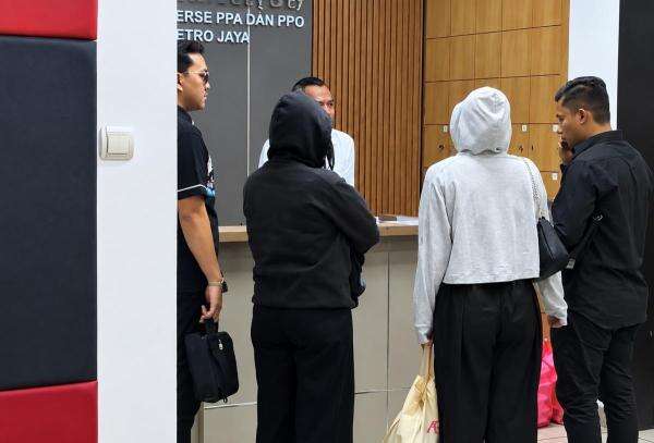 Korban Dugaan Kekerasan Seksual Betrand Peto Tiba di Polda Metro Jaya, Pilih Bungkam Sebelum Diperiksa Korban Dugaan Kekerasan Seksual Betrand Peto Tiba di Polda Metro Jaya, Pilih Bungkam Sebelum Diperiksa