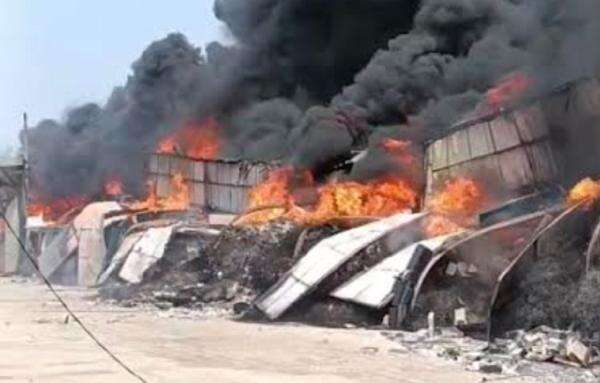 Kebakaran Hebat Landa Pergudangan di Kosambi Tangerang, 20 Gudang Hangus Dilalap Api Kebakaran Hebat Landa Pergudangan di Kosambi Tangerang, 20 Gudang Hangus Dilalap Api