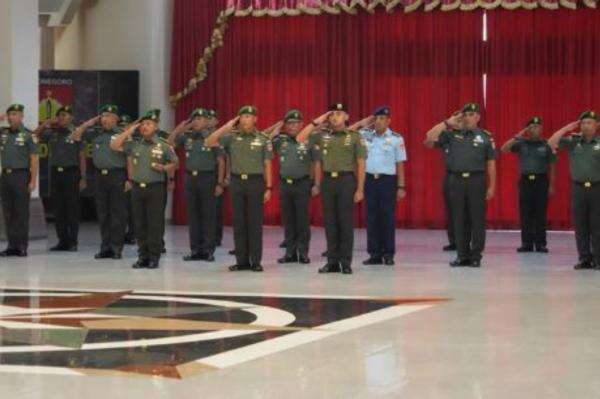 27 Pamen Kodam IV Diponegoro Naik Pangkat, 7 Perwira Jadi Kolonel 27 Pamen Kodam IV Diponegoro Naik Pangkat, 7 Perwira Jadi Kolonel