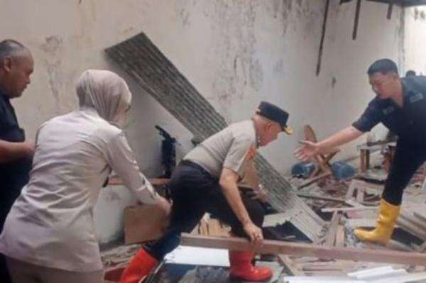 Duduk Perkara Rumah Irjen Sofyan Nugroho Ambruk Diduga gegara Tetangga, Sudah 7 Tahun Bersengketa Duduk Perkara Rumah Irjen Sofyan Nugroho Ambruk Diduga gegara Tetangga, Sudah 7 Tahun Bersengketa