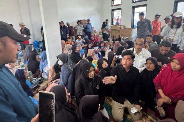 Momen Gibran Perintahkan Dokter Pribadinya Tangani Korban Banjir Bandang Solok Momen Gibran Perintahkan Dokter Pribadinya Tangani Korban Banjir Bandang Solok