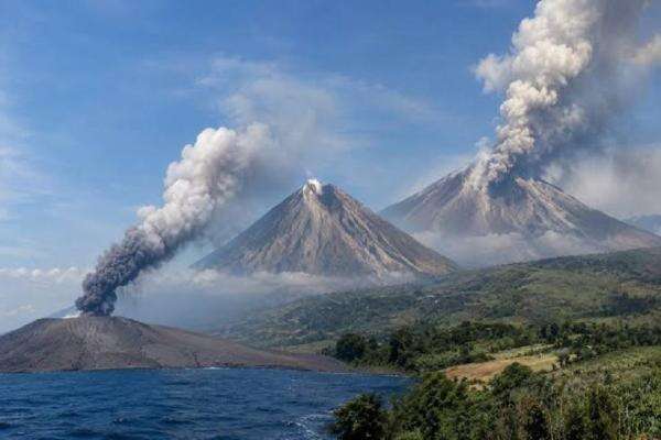 Beberapa Gunung Meletus Bersamaan, Apa Maknanya Menurut Islam? Beberapa Gunung Meletus Bersamaan, Apa Maknanya Menurut Islam?