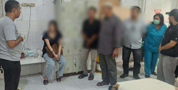 Wanita Muda Ini Diamankan Petugas karena Bawa Mayat Bayi dalam Koper dari Malaysia Wanita Muda Ini Diamankan Petugas karena Bawa Mayat Bayi dalam Koper dari Malaysia