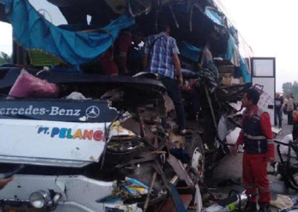Kronologi Bus Tabrak Truk Tronton di Tol Pekanbaru Tewaskan 2 Orang dan 16 Luka-Luka Kronologi Bus Tabrak Truk Tronton di Tol Pekanbaru Tewaskan 2 Orang dan 16 Luka-Luka
