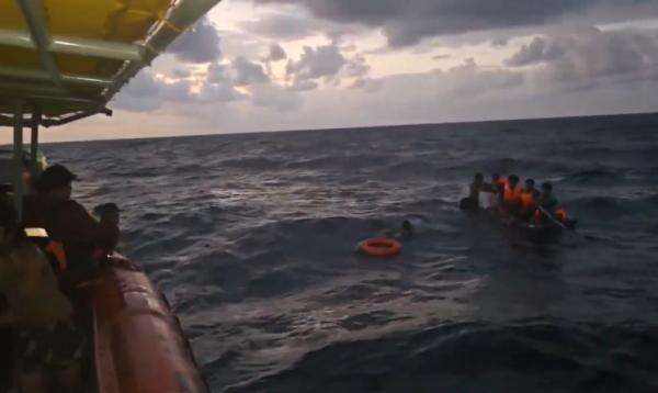 Kapal Nelayan Tenggelam Diterjang Badai di Konawe Utara, Begini Nasib 11 ABK Kapal Nelayan Tenggelam Diterjang Badai di Konawe Utara, Begini Nasib 11 ABK