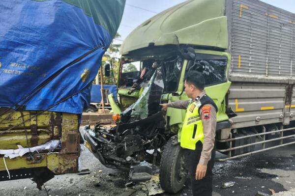 Kecelakaan di Pantura Batang, Sopir Diduga Mengantuk Tabrak Truk Mogok Kecelakaan di Pantura Batang, Sopir Diduga Mengantuk Tabrak Truk Mogok