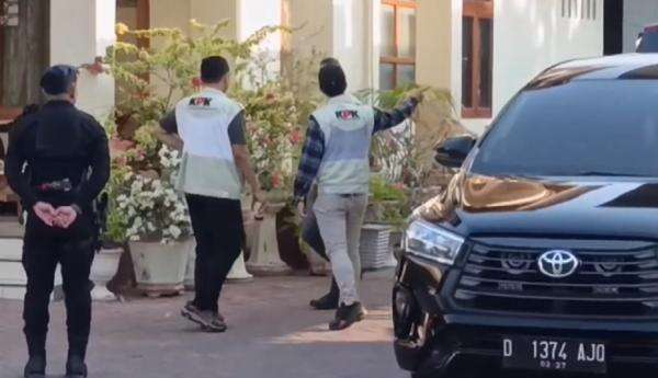 KPK Geledah Rumah Kontraktor Kakak Bupati Pohuwato Diduga terkait OTT Bupati Bolmut KPK Geledah Rumah Kontraktor Kakak Bupati Pohuwato Diduga terkait OTT Bupati Bolmut