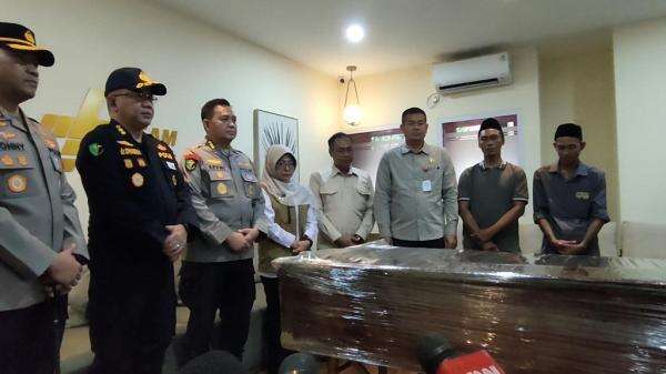 Jenazah Surakhman Kru Kapal 5 Jurnalis Hilang Tiba di Bandara Soetta, Langsung Dibawa ke Pandeglang Jenazah Surakhman Kru Kapal 5 Jurnalis Hilang Tiba di Bandara Soetta, Langsung Dibawa ke Pandeglang