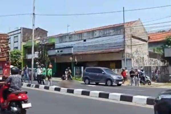 Kecelakaan di Karawang, 2 Pelajar SMP Boncengan Motor Tewas Tabrak Trotoar Kecelakaan di Karawang, 2 Pelajar SMP Boncengan Motor Tewas Tabrak Trotoar