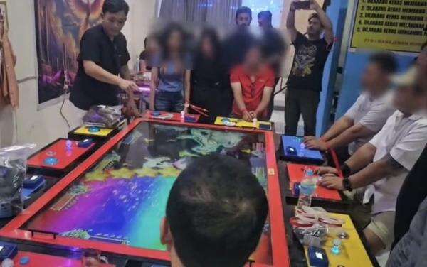 Judi Berkedok Game Center Digerebek, 69 Orang Ditangkap Judi Berkedok Game Center Digerebek, 69 Orang Ditangkap