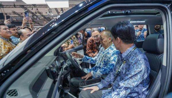 Menperin Agus Gumiwang Jajal Hyundai Neira, SUV Listrik 7 Penumpang Akan Dibuat di Indonesia Menperin Agus Gumiwang Jajal Hyundai Neira, SUV Listrik 7 Penumpang Akan Dibuat di Indonesia