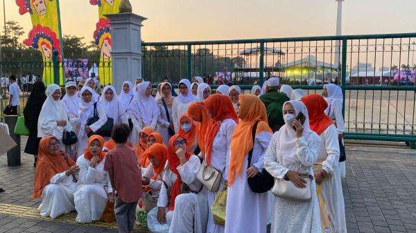 Haul Akbar Ulama Betawi Digelar Malam Ini, Jamaah Sudah Memadati Monas Haul Akbar Ulama Betawi Digelar Malam Ini, Jamaah Sudah Memadati Monas