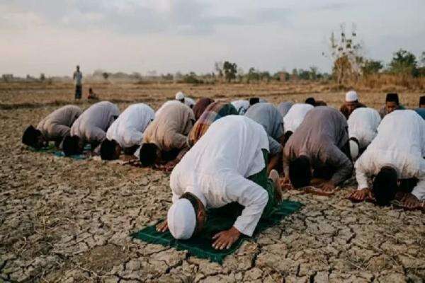 Kemarau Panjang dan Karhutla, Kemenag Terbitkan Edaran Ajak Umat Islam Salat Istisqa Kemarau Panjang dan Karhutla, Kemenag Terbitkan Edaran Ajak Umat Islam Salat Istisqa