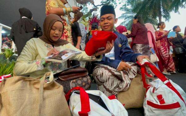 Melihat Isi Goodie Bag HUT ke-81 RI di Istana, Ada Buku, Kipas hingga Kelereng Melihat Isi Goodie Bag HUT ke-81 RI di Istana, Ada Buku, Kipas hingga Kelereng