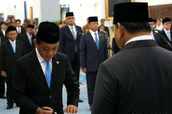 Breaking News: Prabowo Lantik Bahlil Jadi Menko Hilirisasi dan Transisi Energi Breaking News: Prabowo Lantik Bahlil Jadi Menko Hilirisasi dan Transisi Energi