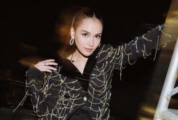 Romantis, Kevin Gusnadi Hadiahi Buket Mawar Raksasa untuk Ayu Ting Ting yang Berulang Tahun Romantis, Kevin Gusnadi Hadiahi Buket Mawar Raksasa untuk Ayu Ting Ting yang Berulang Tahun