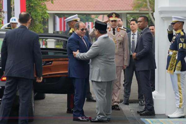 Presiden Mesir El-Sisi Tiba di Istana Dikawal Pasukan Berkuda, Disambut Prabowo Presiden Mesir El-Sisi Tiba di Istana Dikawal Pasukan Berkuda, Disambut Prabowo