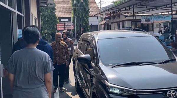 Bupati Klaten Hamenang Wajar Ismoyo Diperiksa KPK di Mapolresta Bupati Klaten Hamenang Wajar Ismoyo Diperiksa KPK di Mapolresta