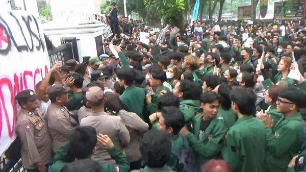 Demo BEM USU Memanas, Mahasiswa Berupaya Masuk Gedung DPRD Sumut Demo BEM USU Memanas, Mahasiswa Berupaya Masuk Gedung DPRD Sumut
