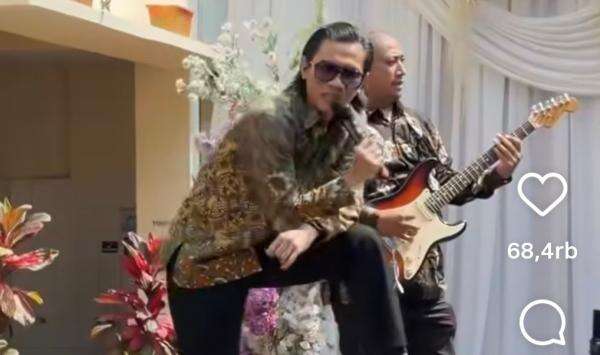 Hadiri Wisuda Anak, Tria The Changcuters Bikin Kejutan Manggung Nyanyi Rock n Roll Hadiri Wisuda Anak, Tria The Changcuters Bikin Kejutan Manggung Nyanyi Rock n Roll