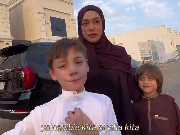 Celine Evangelista Mantap Hijrah ke Madinah, Tinggal di Vila Mewah dekat Masjid Nabawi Celine Evangelista Mantap Hijrah ke Madinah, Tinggal di Vila Mewah dekat Masjid Nabawi
