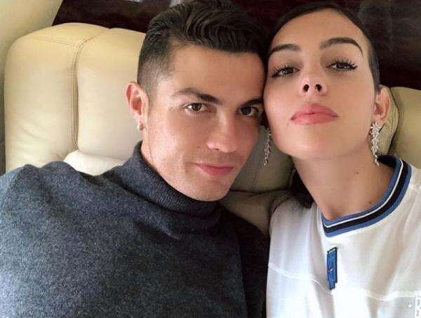 10 Tahun Pacaran, Cristiano Ronaldo dan Georgina Rodriguez Menikah Sabtu Ini! 10 Tahun Pacaran, Cristiano Ronaldo dan Georgina Rodriguez Menikah Sabtu Ini!