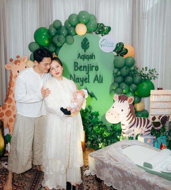 Potret Zara Adhisty dan Tsaqib Gelar Aqiqah Benjiro, Doanya Bikin Haru Potret Zara Adhisty dan Tsaqib Gelar Aqiqah Benjiro, Doanya Bikin Haru