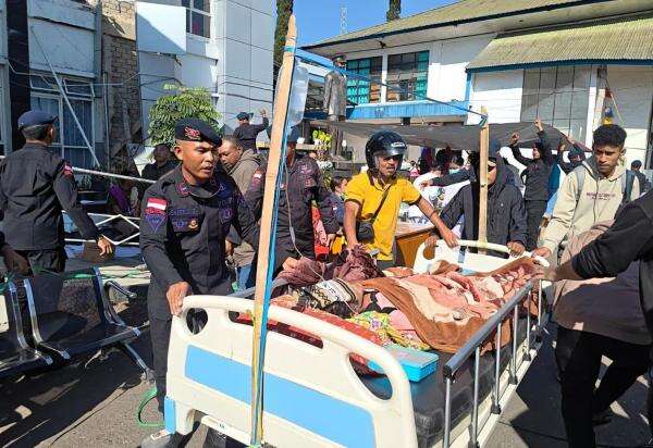 Polri Dirikan Posko Pengungsian hingga Berikan Bantuan Medis ke Korban Gempa M7,7 NTT Polri Dirikan Posko Pengungsian hingga Berikan Bantuan Medis ke Korban Gempa M7,7 NTT