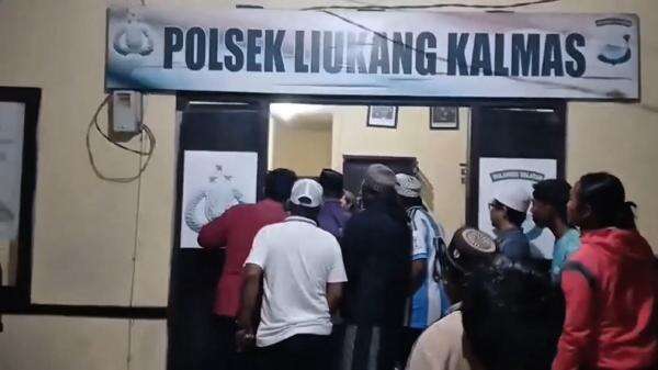 Buntut Terduga Pelaku Narkoba Kabur, Kapolsek Liukang Kalmas Dicopot dan Diperiksa Propam Buntut Terduga Pelaku Narkoba Kabur, Kapolsek Liukang Kalmas Dicopot dan Diperiksa Propam